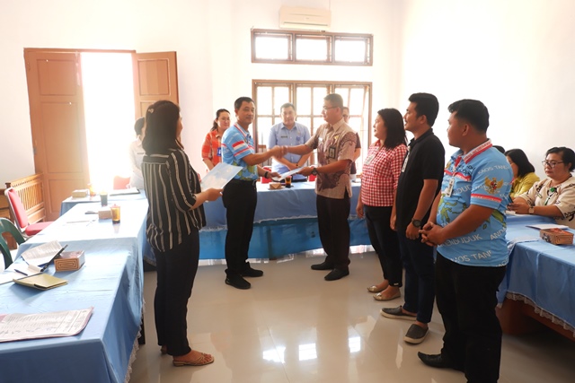 DINAS DUKCAPIL KABUPATEN NIAS MEMBERIKAN PENGHARGAAN KEPADA PETUGAS PELAYANAN ADMINISTRASI KEPENDUDUKAN PADA DINAS DUKCAPIL KABUPATEN NIAS TRIWULAN III TAHUN 2022
