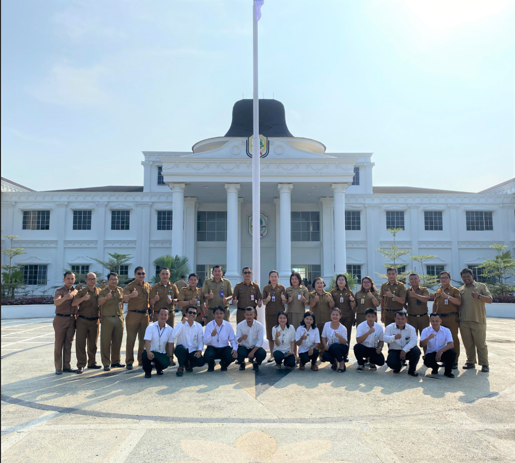 Dinas Dukcapil Kabupaten Nias menjadi petugas upacara bendera senin yang dilaksanakan di halaman kantor Bupati Nias